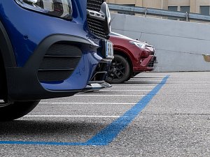 Při parkování nestačí sledovat modré čáry na silnici, podstatnější je, jaká barva je na dopravních značkách, případně na mapě.