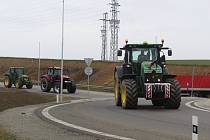 Desítky traktorů se vydaly z Jihlavy směrem na Znojmo. Druhá skupina jede po frekventované silnici v opačném směru.