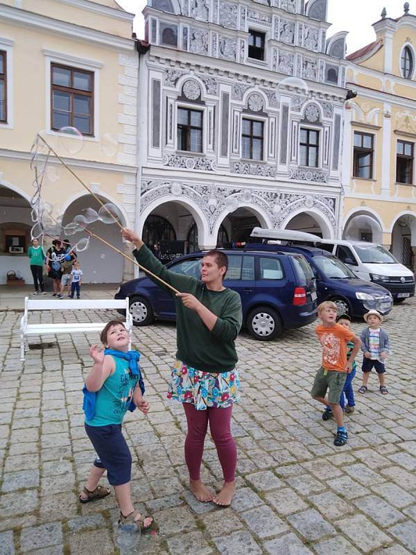 Prázdniny v Telči nabízí každý rok pestrý program pro návštěvníky. Mrkněte, co lze na náměstí a v blízkém okolí vidět a zažít.