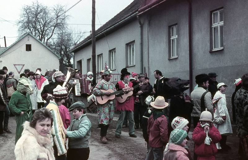 Masopustní veselí začíná po Třech králích. Průvody už druhým rokem nejsou, připomenout si je můžeme na historických fotkách. Tyto z Jezdovic u Třeště.