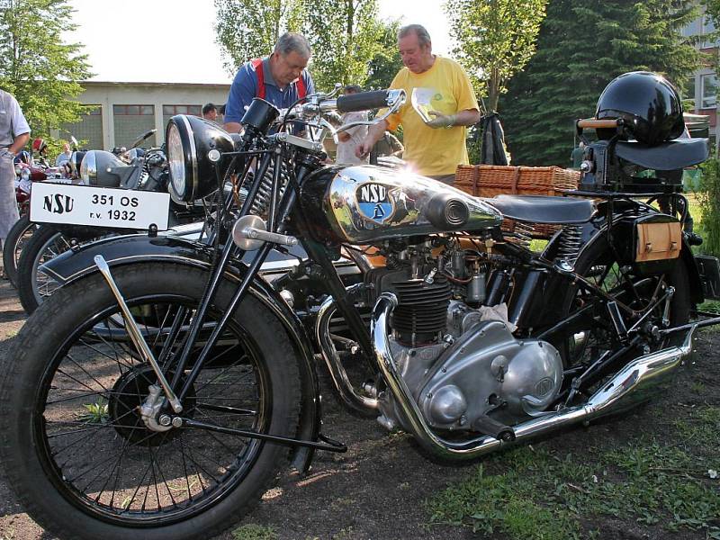 Sraz veteránů v Dobroníně. V soutěži změřily své síly na čtyři desítky historických aut a motocyklů.