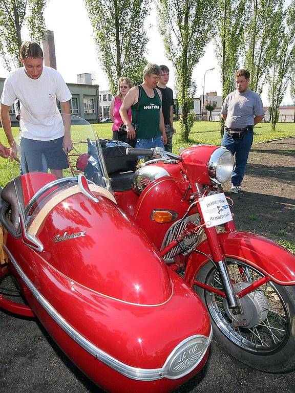 Sraz veteránů v Dobroníně. V soutěži změřily své síly na čtyři desítky historických aut a motocyklů.