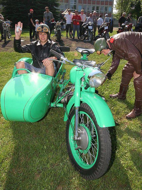 Sraz veteránů v Dobroníně. V soutěži změřily své síly na čtyři desítky historických aut a motocyklů.