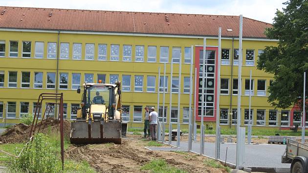 Hřiště bude o prázdninách sloužit spolkům, od září pak bude hlavně pro školáky.