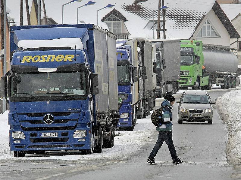 Kvůli hustému sněžení a silnému větru byly uzavřeny nebo byly nesjízdné čtyři desítky silnic, v celém kraji stály stovky kamionů. S jejich vyprošťováním pomáhala i těžká technika.