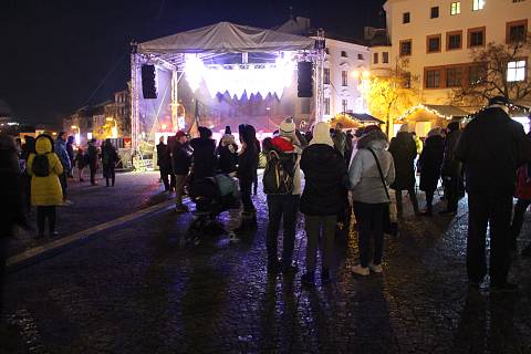 Středa 7. prosince patřila akci Česko zpívá koledy. V Jihlavě zpříjemnila adventní atmosféru hudba z rádia.