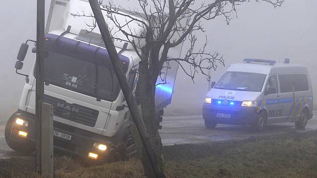 Několik poškozených aut zůstalo i po ranní nehodě u Stáje na Jihlavsku.