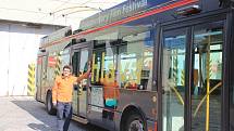 Ve vozovně Dopravního podniku města Jihlavy byl v pondělí 21. srpna představen festivalový trolejbus.
