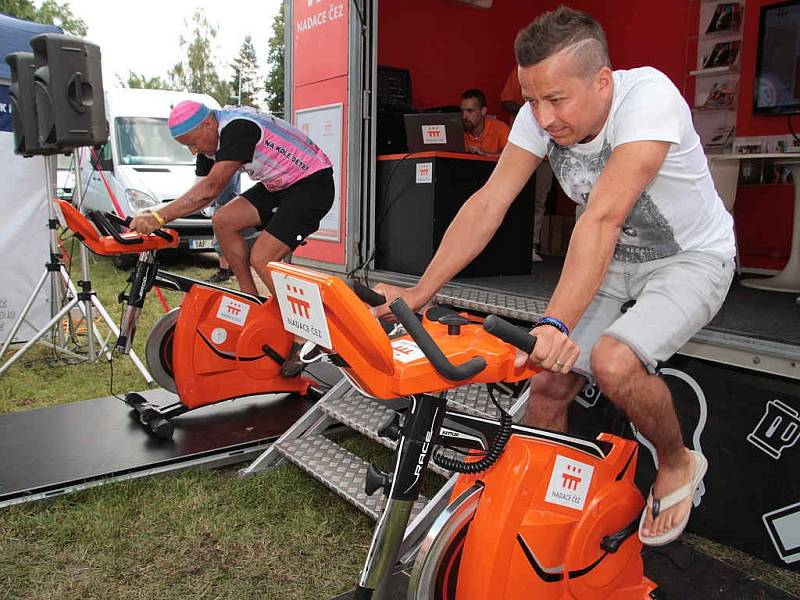 V rámci charity šláply do pedálů také osobnosti.