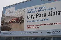 Obchodně-zábavní centrum City Park v Jihlavě roste. Mírné prosincové počasí stavebním pracím přeje. 