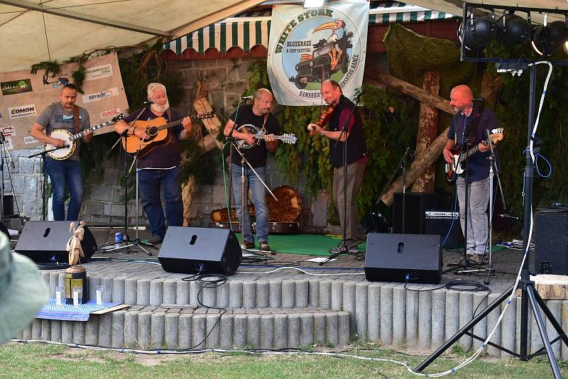 Příznivci starých džípů a bluegrass se sešli v Lukách nad Jihlavou. A bavili se náramně.