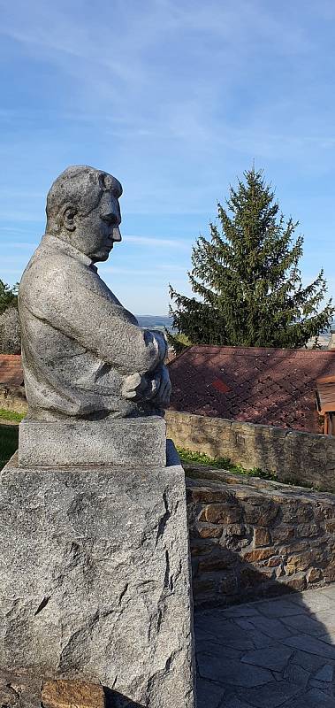 Na hradě v Lipnici nad Sázavou provázel kdysi i slavný spisovatel Jaroslav Hašek, autor Osudů dobrého vojáka Švejka za světové války.