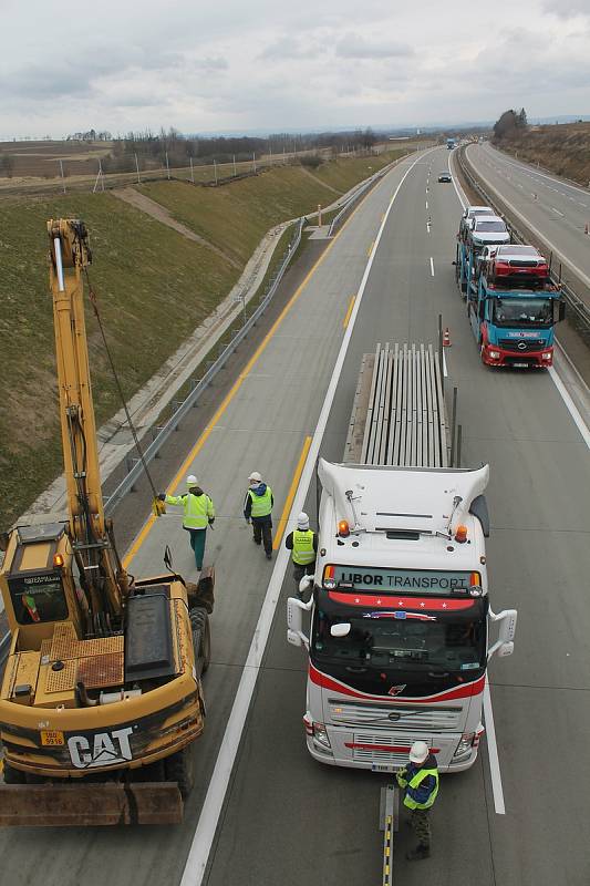 Poslední březnový víkend umisťovali dělníci na dálnici D1 mezi Velkým Beranovem a Měřínem svodidla, od pondělí se začne ve směru na Prahu pracovat.