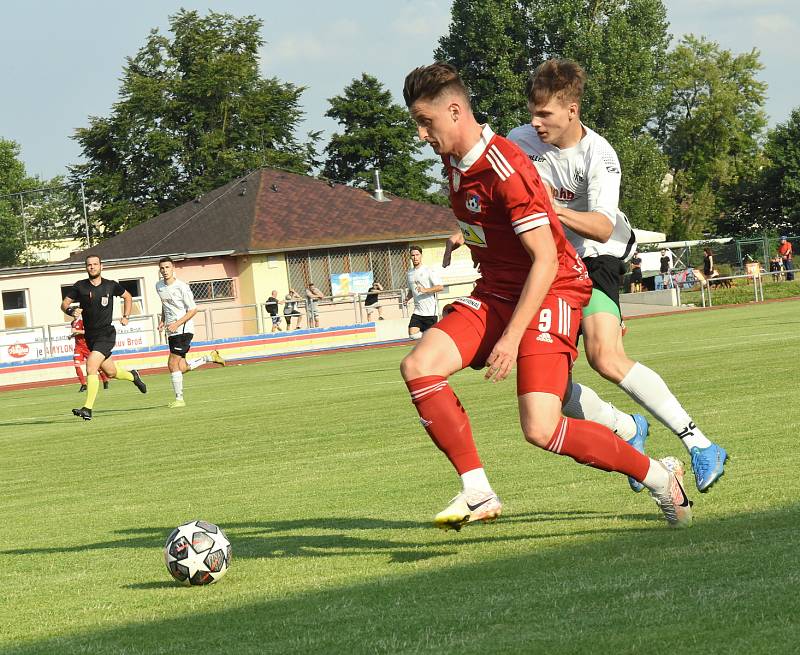 V loňském duelu předkola MOL Cupu zvítězili třetiligoví fotbalisté Velkého Meziříčí (v červeném) na stadionu Havlíčkova Brodu ( v bílo-černém) 3:0. K opakování tohoto souboje dojde na stejném místě dnes od 18.00. Kdo se bude radovat tentokrát?