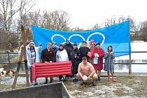 Nadšení jihlavští otužilci si plavání v Borovince zpestřují netradičním olympijským kláním.