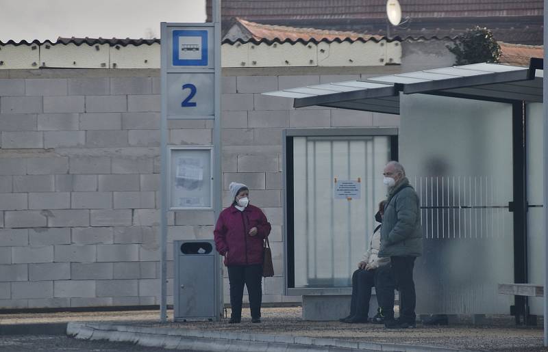 Lidé na zastávce v Jaroměřicích měli respirátor nasazený.