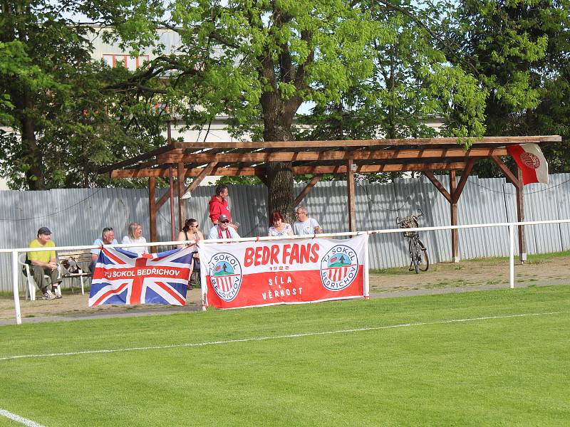 Ve šlágru 22. kola krajského přeboru Vysočiny se v existenčním duelu střetly Sokol Bedřichov (ve žlutém) a HFK Třebíč.