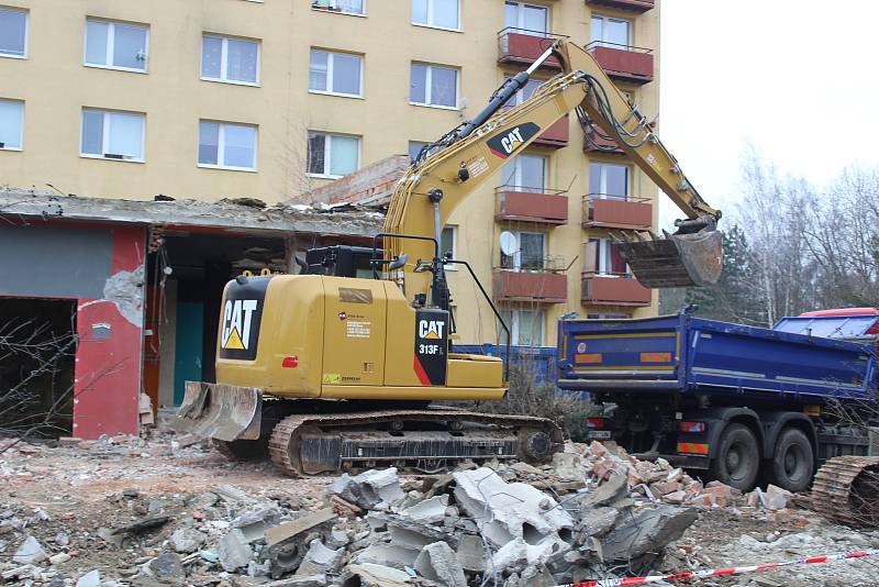 Bývalá restaurace mizí pod lžícemi bagrů. Stejně jako vedle stojící bývalý Hotel Jihlava, i jí nahradí byty.