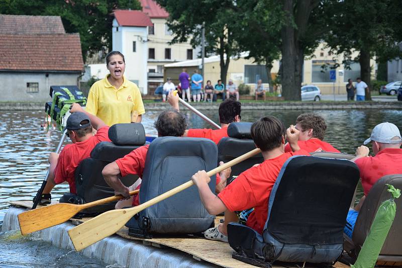 Plavba dračí lodí, pirátskou lodí nebo v děravých neckách? Takový byl sedmý ročník oblíbené Neckyády v Hodicích, která se konala v sobotu po celé odpoledne. í.