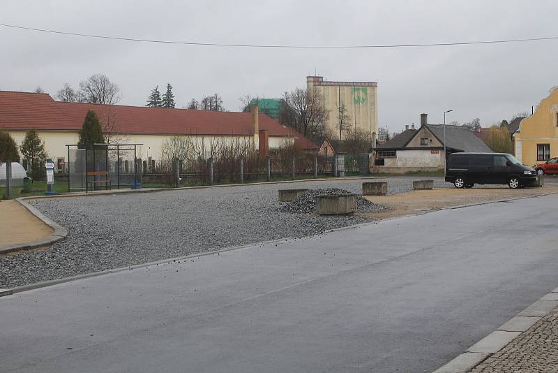 V městysi na Jihlavsku, který jsme navštívili za deštivého počasí, neplatí za svoz odpadů.