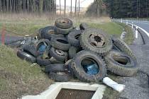 Jen pár hodin po tom, co myslivci odpad shromáždili na hromadu, na ni někdo přisypal haldu pneumatik. Zřejmě se tak chtěl vyhnout placení za likvidaci.