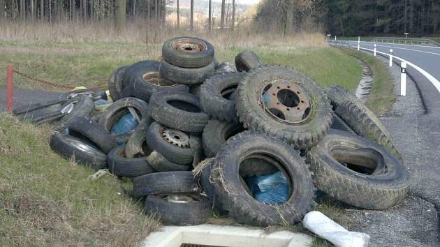 Jen pár hodin po tom, co myslivci odpad shromáždili na hromadu, na ni někdo přisypal haldu pneumatik. Zřejmě se tak chtěl vyhnout placení za likvidaci.