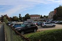 Na parkovišti Vysoké školy polytechnické Jihlava se výrazně zvýšil počet parkujících aut. Ke slovu tak musí přijít závora.