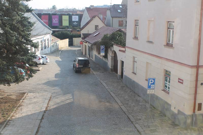 Výhled z domu je do úzkých uliček krajského města Vysočiny.