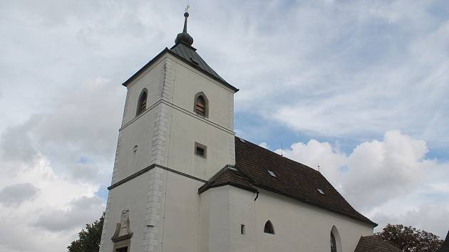 Kostel Nejsvětější trojice se tyčí nad Vysokými Studnicemi.