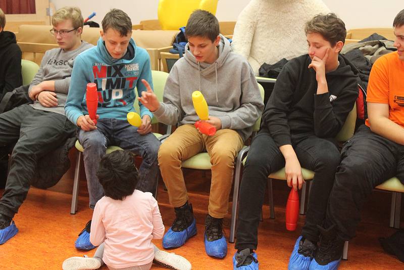 Školáci z Nížkova přivezli nejen dary, ale také si s dětmi pohráli. Foto: Deník/