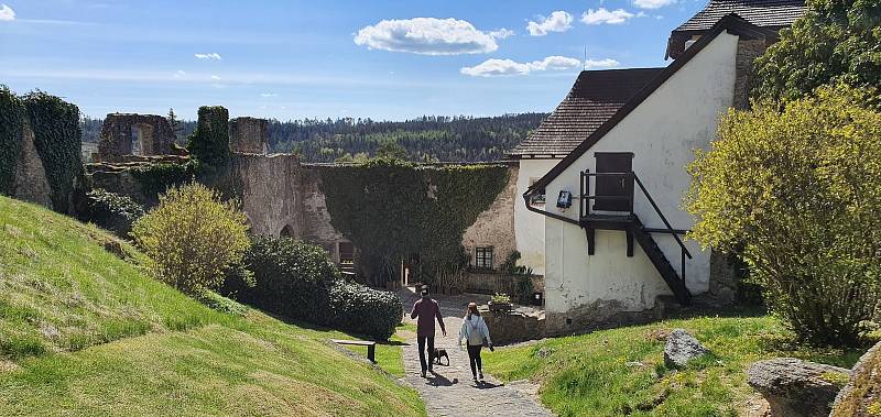 Zřícenina hradu Landštejn je směsicí několika architektonických slohů. Návštěvníci si zde přijdou na své.