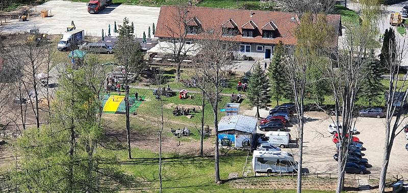 Zřícenina hradu Landštejn je směsicí několika architektonických slohů. Návštěvníci si zde přijdou na své.