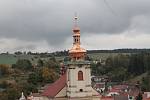 V Brtnici se podařilo na třetí pokus usadit opravené střechy věže farního kostela svatého Jakuba v Brtnici 