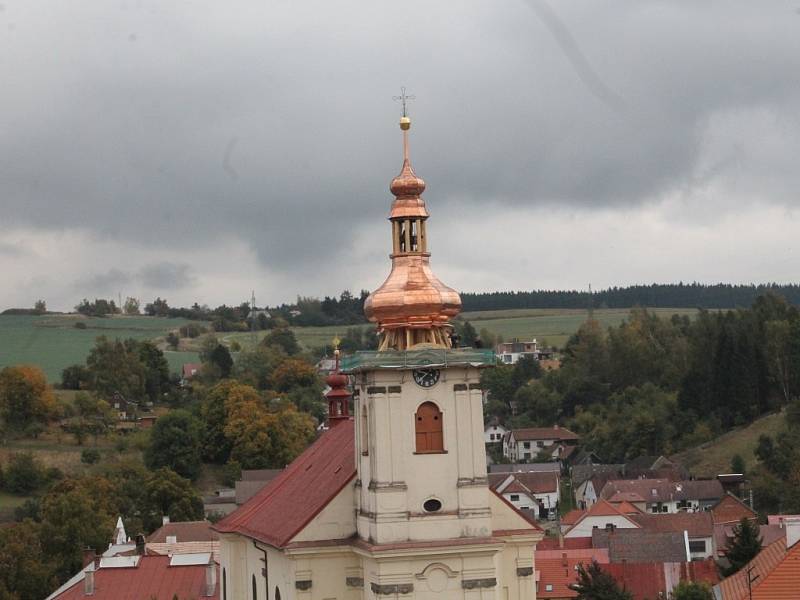 V Brtnici se podařilo na třetí pokus usadit opravené střechy věže farního kostela svatého Jakuba v Brtnici 