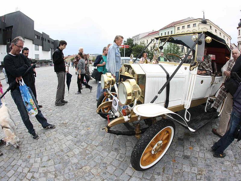 V sobotu dopoledne lákaly lidi do centra Jihlavy historické automobily a motocykly.