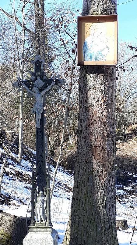 Lom u Třeště láká k procházkám i otužileckému koupání.