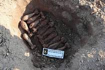 Pyrotechnik předměty nalezené na poli u Dobronína identifikoval jako dvanáct dělostřeleckých min a dva zapalovače.