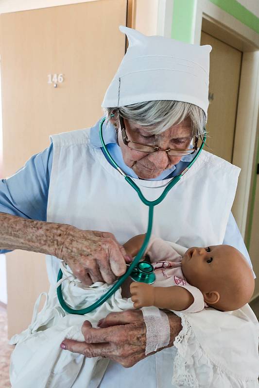 Fotografie vznikaly zhruba tři měsíce v rámci akviziční terapie, při které speciálně vyškolený personál připomíná klientům milé doteky, zvuky, vůně, události.