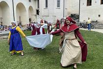 Jak se bavili lidé ve středověku? Přeci tancem.