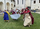 Jak se bavili lidé ve středověku? Přeci tancem.