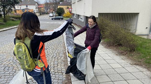 Skupinka dobrovolníku se vydala minulý čtvrtek vyčistit ulice Jihlavy.