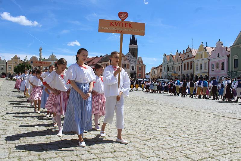 Centrum Telče v sobotu odpoledne žilo folklorem.