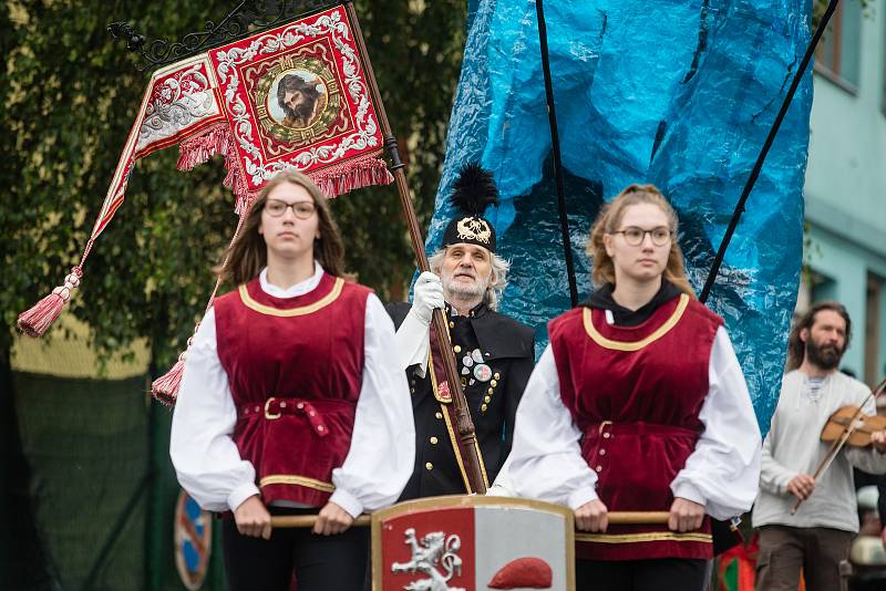 Tradiční průvod krojovaných jihlavských havířů ke Kostelu svatého Jana Křtitele v Jihlavě.