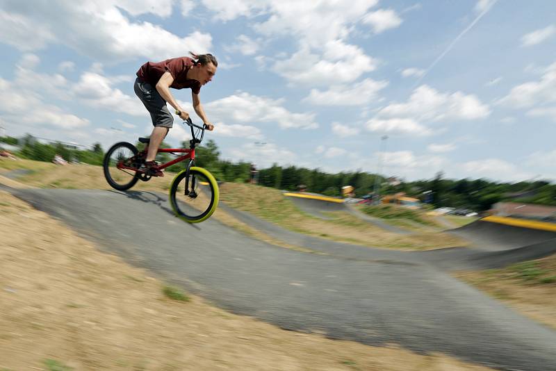 Jihlavská dráha pro kolečka v pohybu se otevřela. Na své si přijdou příznivci koloběžek, freestyle kol i skateboardů. Unikátní hřiště přilákalo na otevření desítky  malých i velkých neohrožených jezdců.