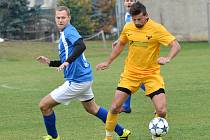 Fotbalisté Velkého Beranova (v modrém) nestačili na Luka nad Jihlavou (ve žlutém).