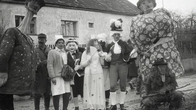 Masopustní veselí začíná po Třech králích. Průvody už druhým rokem nejsou, připomenout si je můžeme na historických fotkách. Tyto z Jezdovic u Třeště.