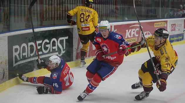 Středeční utkání Chance ligy hokejistům Dukly Jihlava (ve žlutých dresech), ale i Třebíče (v červeném), vyšla na jedničku.
