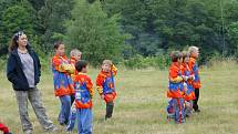 Děti z tábora Dolních Hutí u Čeřínku na Jihlavsku se utkaly v přátelském zápase v kopané s táborem z Lovětína.