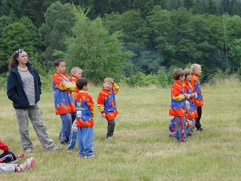 Děti z tábora Dolních Hutí u Čeřínku na Jihlavsku se utkaly v přátelském zápase v kopané s táborem z Lovětína.