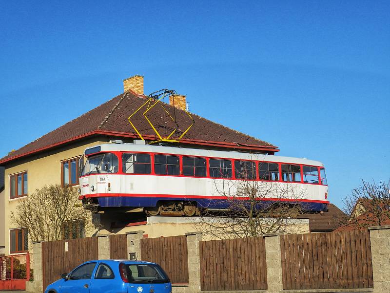 Tramvaj na střeše garáže, v ulici Lidická kolonie v Jihlavě, je umístěna od 26. července 2018.